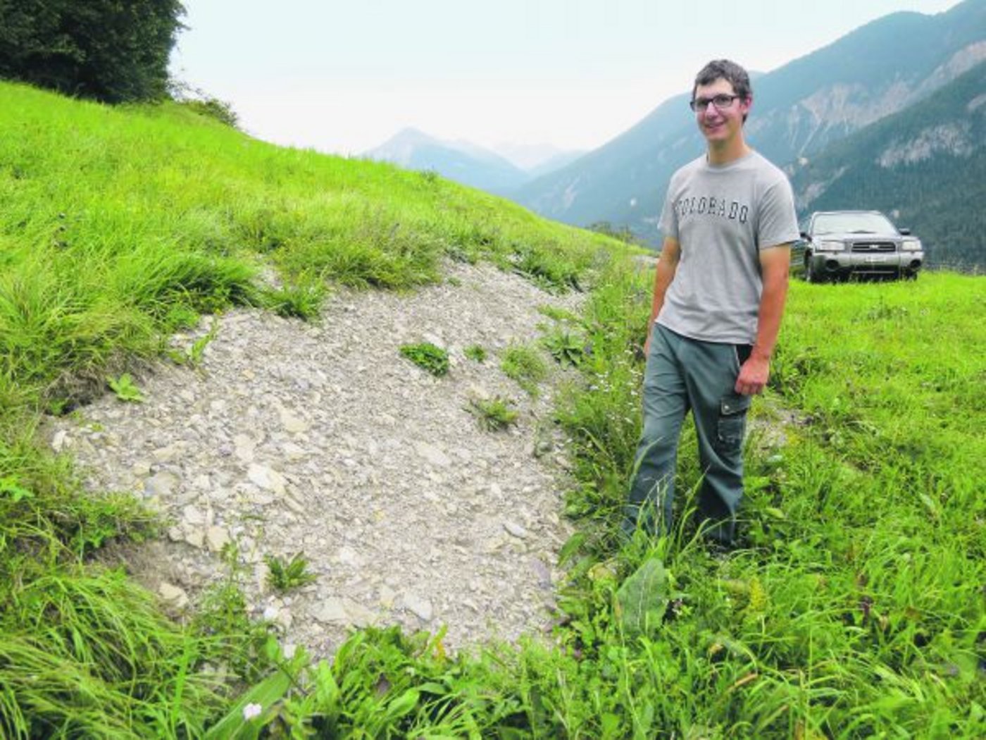 Auch dieser Riss wird immer grösser und muss regelmässig neu aufgefüllt werden, damit die Wiese weiterhin bearbeitet werden kann. (Bilder Nadine Baumgartner)