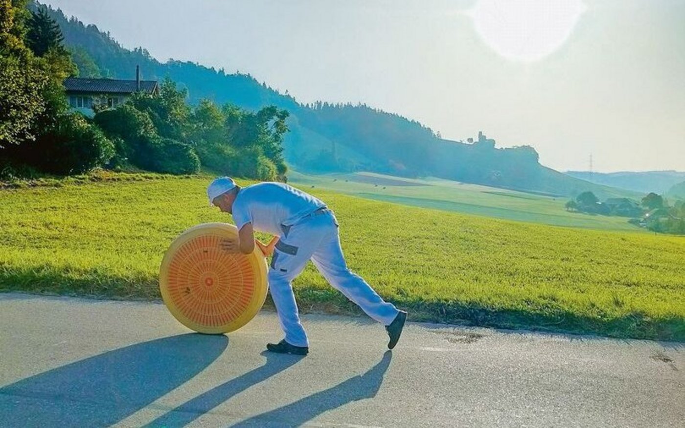 Käsereimeister Christoph Glauser trainierte fleissig, damit das Rollen des Emmentalers ohne Umkippen klappt.  