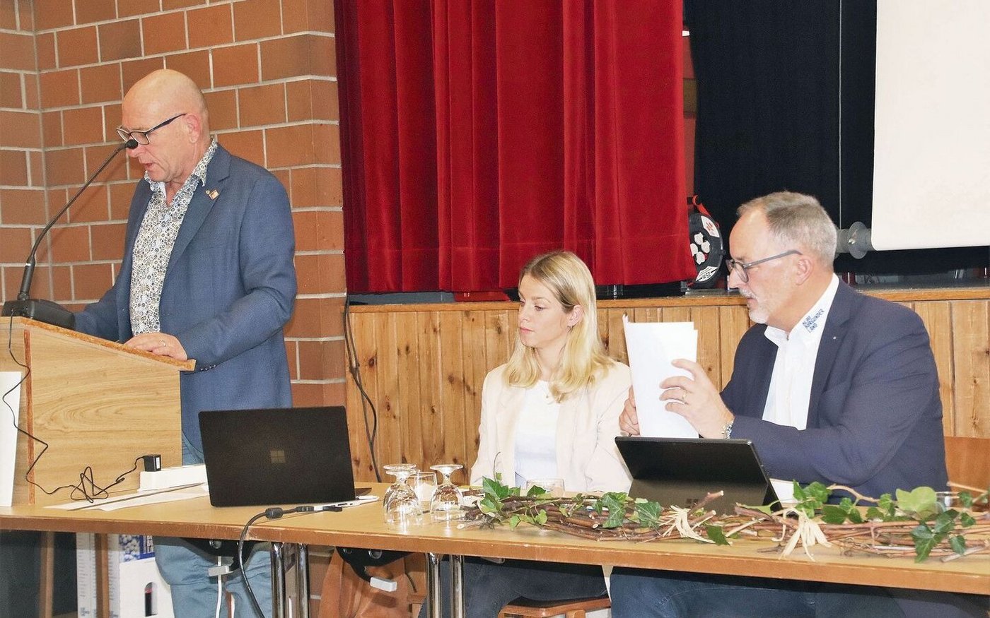 Markus Simmler (l.), Salome Dällenbach und Geschäftsführer Beat Hedinger (r.) leiteten die Tagung. 