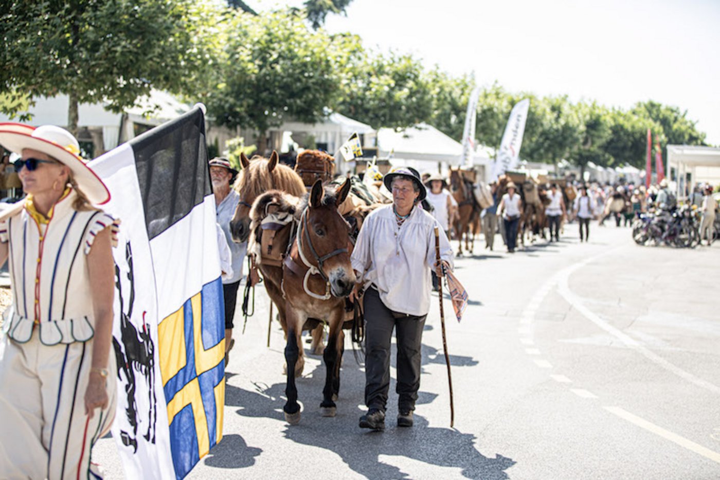 Höhepunkt des Säumertreks: Die Säumer laufen mit ihren Pferden und einer offiziellen Bündner Delegation in festlicher Atmosphäre an der "Fête des Vignerons" ein.