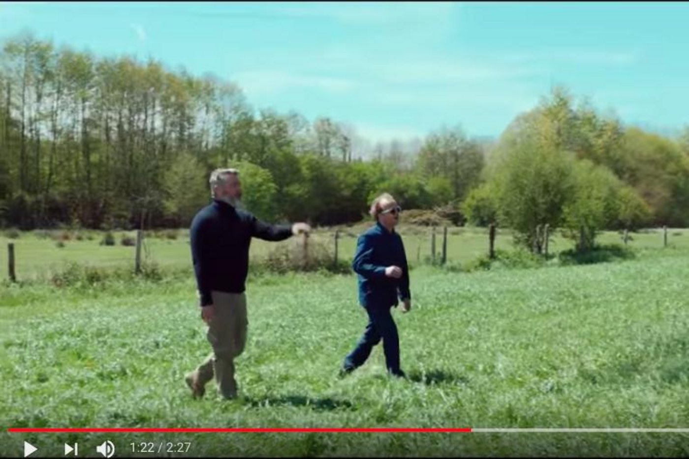 Auf der Suche nach dem Feld für das perfekte Bild. (Screenshot Youtube)