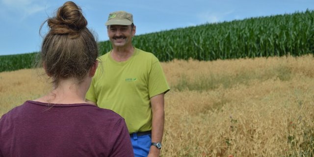 Gespräche am Feldrand bieten eine gute Gelegenheit, den Konsumenten die Arbeit der Landwirtschaft näherzubringen.   (Bild asa)