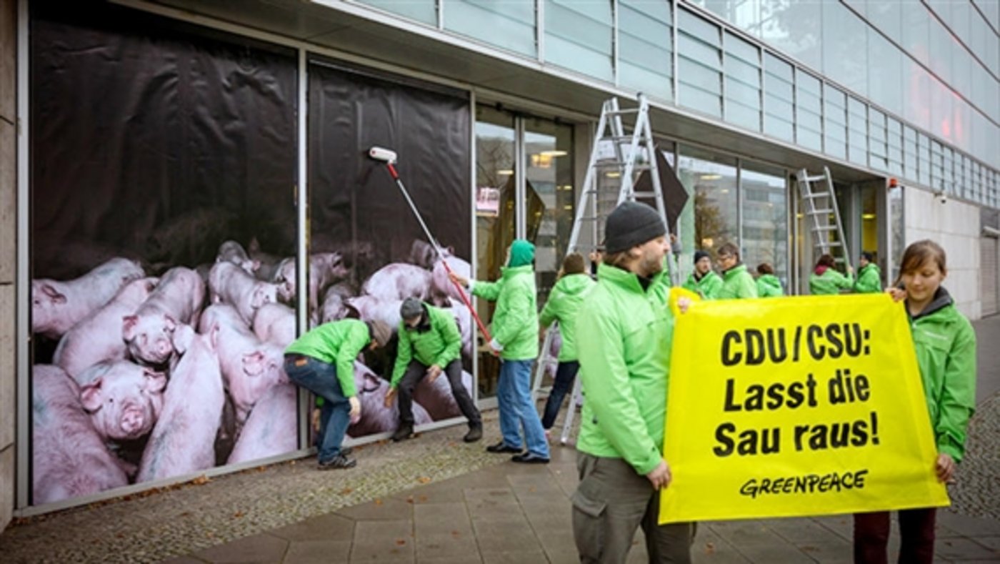 Greenpeace demonstriert gegen "heisse Luft" in der Regierung, was die Umsetzung einer ökologischeren Landwirtschaft angeht. (Bild/Bauz)