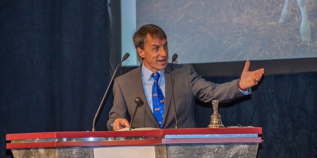 Reto Grünenfelder (hier an der DV von Braunvieh Schweiz 2019) wurde vom Vize- zum Präsidenten der ASR befördert. (Bild Braunvieh Schweiz))