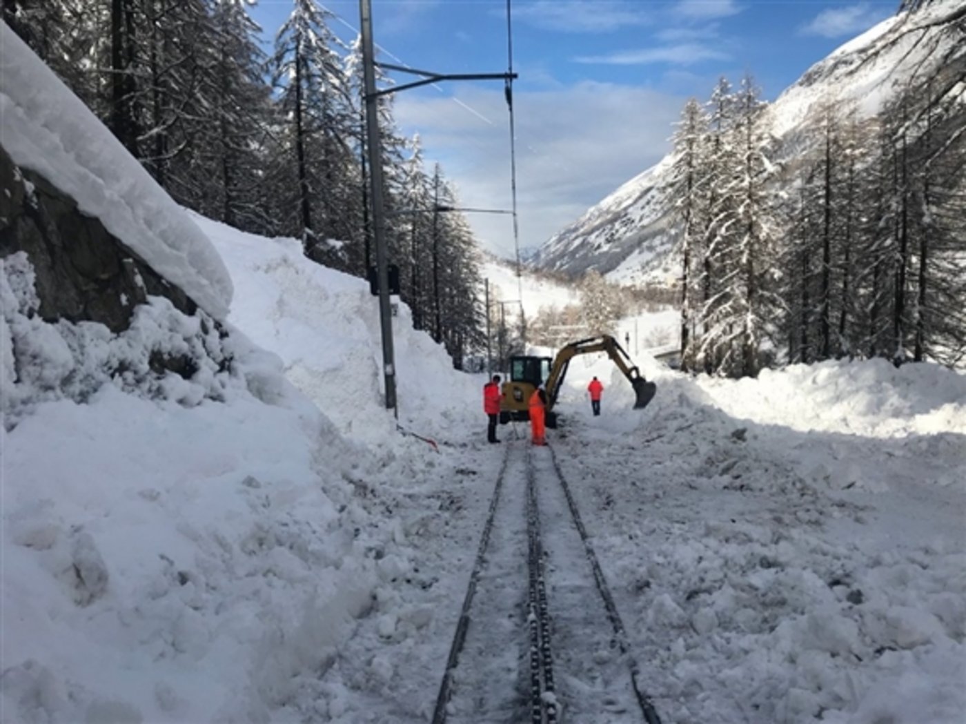 Obwohl die Strecke zwischen Täsch und Zermatt vorgestern vom Schnee geräumt wurde, ist diese nun wieder gesperrt wegen drohender Lawinengefahr. (Bild 20minuten/Matterhorn-Gotthard-Bahn  