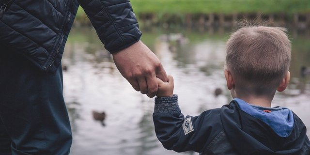 Ab Januar 2021 können erwerbstätige Väter in den ersten sechs Monaten nach Geburt ihres Kindes zwei Wochen bezahlten Vaterschaftsurlaub beziehen. (Bild freestocks-photos/Pixabay)