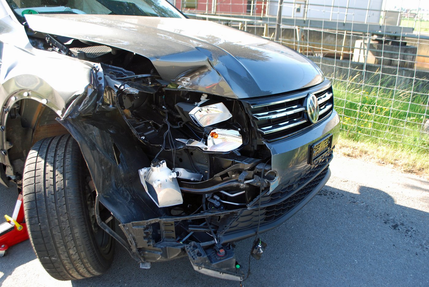 Das Auto wurde arg beschädigt.