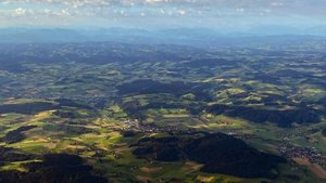 Blick aus der Vogelp Blick aus der Vogelperspektive vom Mittelland Richtung Alpen: Die Fruchtfolgeflächen nehmen auch aufgrund des grossen Siedlungsdruckes ab.