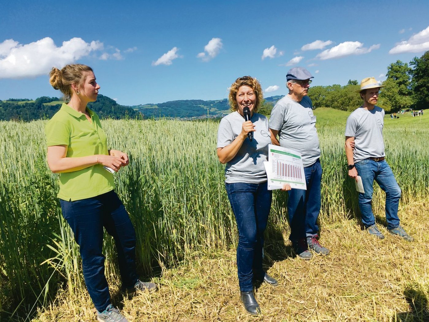 Levy Lilia von der Agroscope (mitte) gibt den Besucherinnen und Besuchern Einblick in die Getreidezüchtung. (Bild lko)