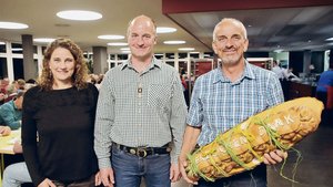 Die Genossenschafter wählten Fiona Bührer in die Verwaltung, sie ersetzt Walter Monhart (rechts). Präsident Leo Schmid (Mitte) wurde einstimmig wiedergewählt.