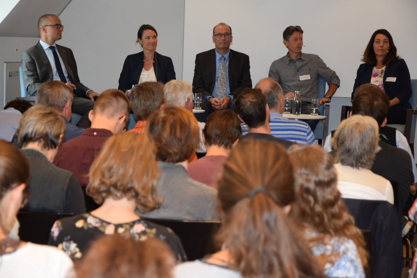 Zur Diskussion um die Trinkwasser-Initiative waren geladen: (v.l.) Urs Reinhard, Co-Geschäftsführer Förderation der Schweizerischen Nahrungsmittel-Industrien, Sophie Michaud Gigon, Generalsekräterin der Féderation romande des consommateurs, Markus Ritter, Bio-Landwirt, Nationalrat und Präsident Schweizer Bauernverband, Andreas Bosshard, Geschäftsführer Vision Landwirtschaft und Franziska Herren, Initantin der Trinkwasser-Initiative. 