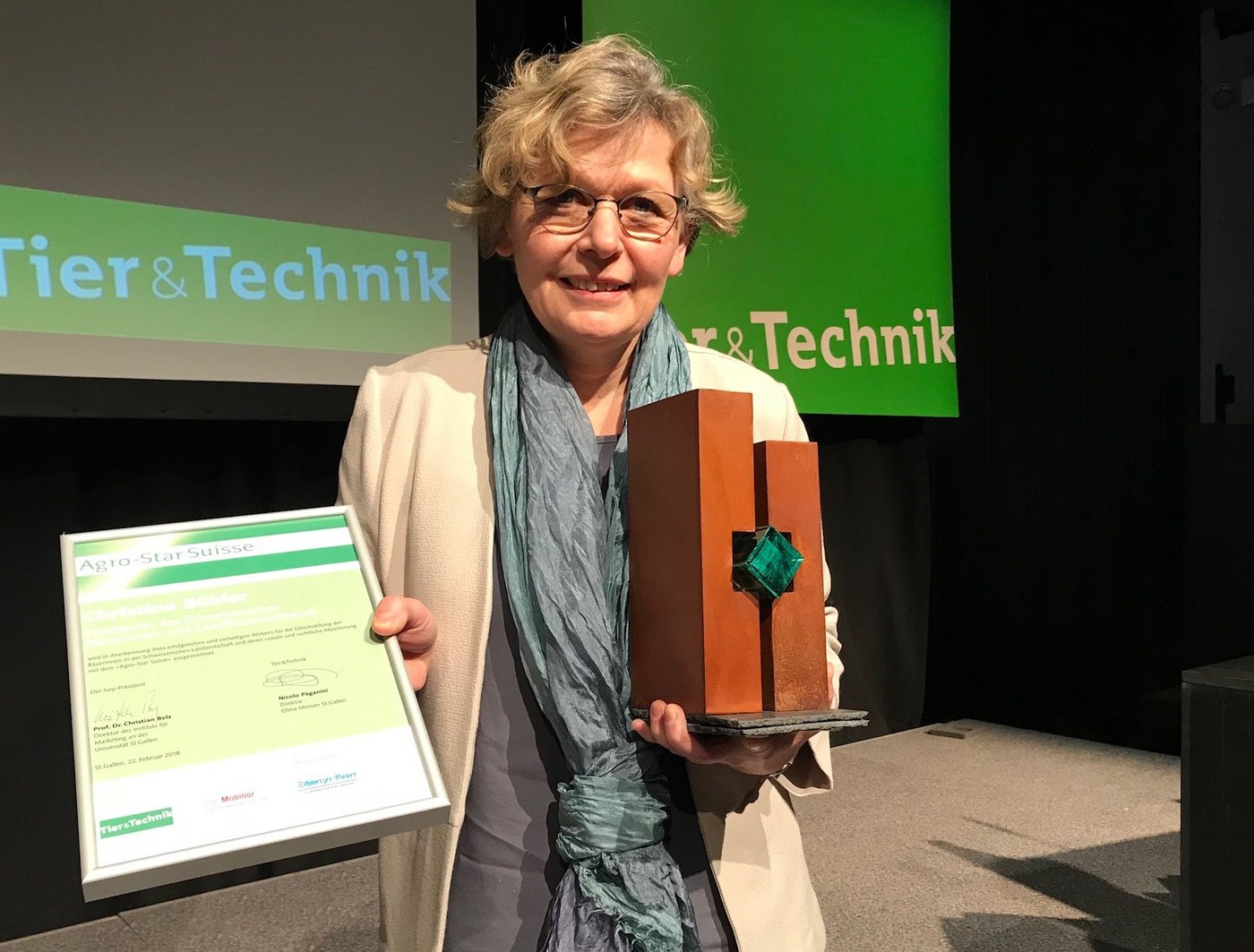 Verdiente Trophäe: Christine Bühler holte sich den Agro Star 2018. (Bild akr)