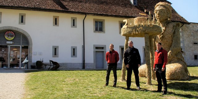 Olivier Isler (links) und Jacques Gygax (Mitte) schauen auf erfolgreiche 20 Jahre zurück – Martin Siegenthaler darf die Geschichte weiterschreiben. (Bild lid/rh) 