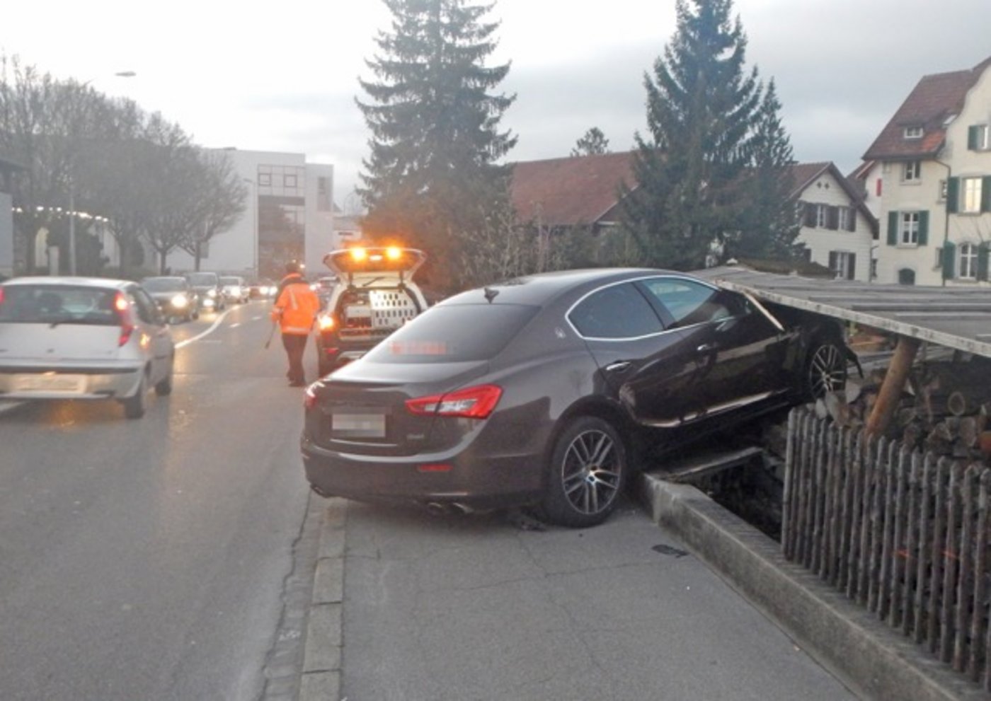 Bei der Kollision mit der Holzbeige wurde niemand verletzt. (Bild Kapo TG)