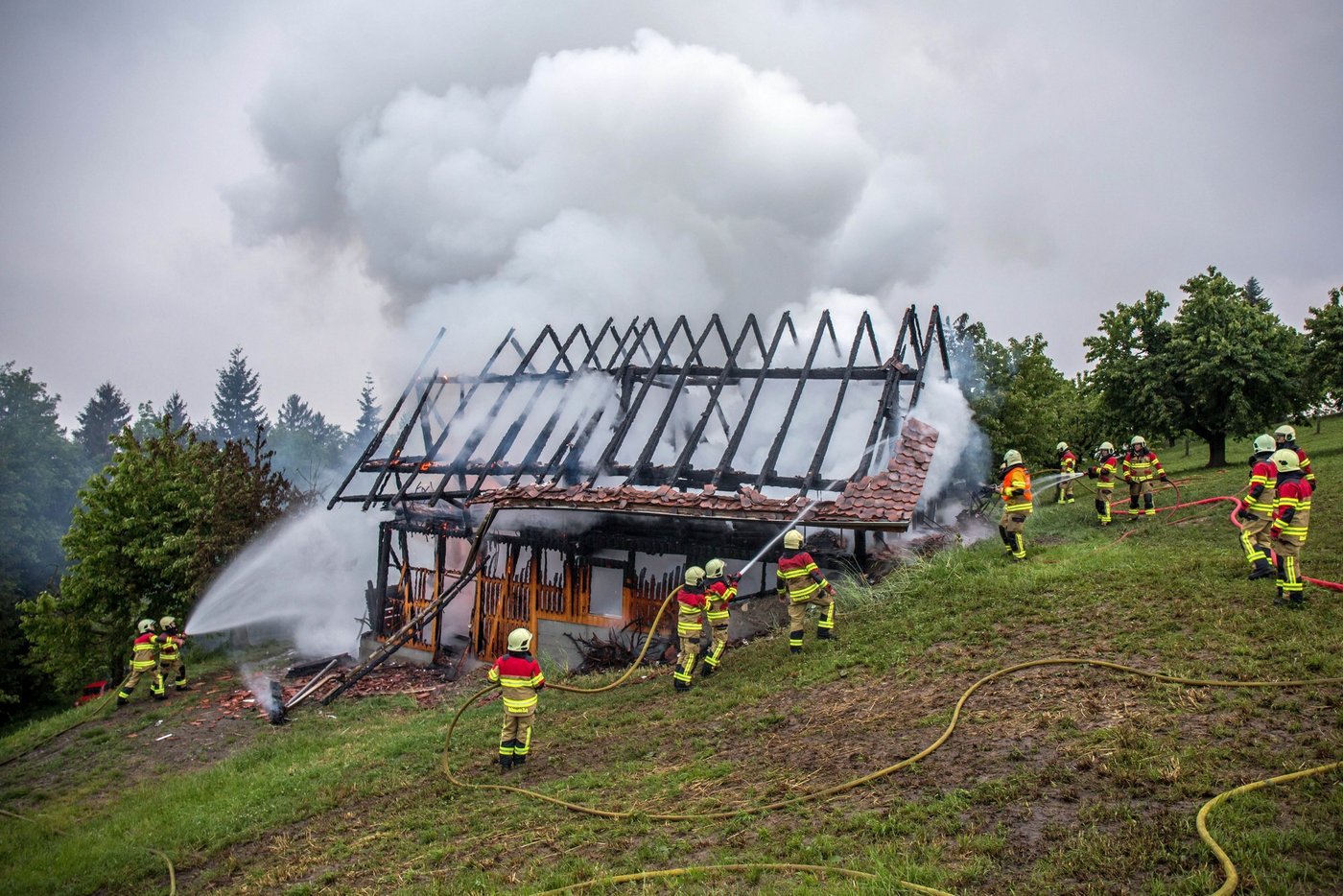Die Feuerwehr bei den Löscharbeiten.