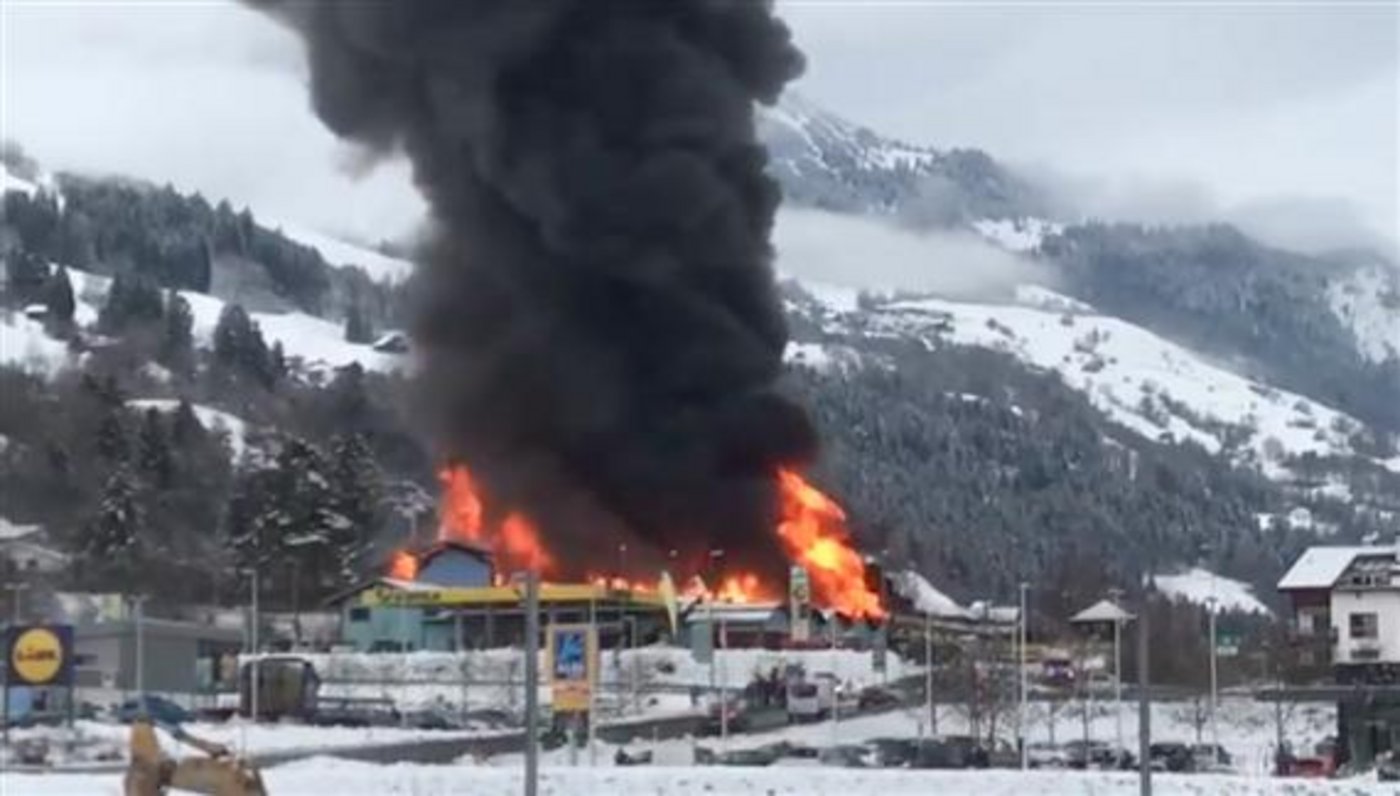 Der Schaden des Grossbrandes bei der Landi Thusis GR betrug mehrere Millionen Franken. (Bild Kurt Zimmermann) 