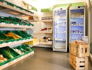 «Rüedu» - Container-Hofläden erobern nun auch Zürich Das Sortiment der Rüedu-Hofläden umfasst Milch- und Fleischprodukte, Backwaren, Kaffe, Pasta usw. Man handle fair und partnerschaftlich. (Bild ruedu.ch)
