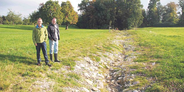 Landwirt Roland Heuberger (l.) und Philip Taxböck von Pro Natura freuen sich am neu  offengelegten Bach. Heuberger wertet die Artenvielfalt höher als den Kulturlandverlust. (Bild Ruth Bossert)