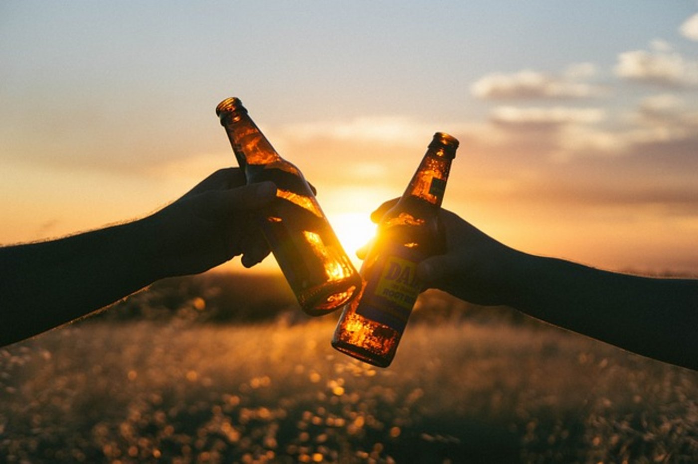 Schweizer stossen auch gerne alkohlfrei an. (Bild Pixabay)