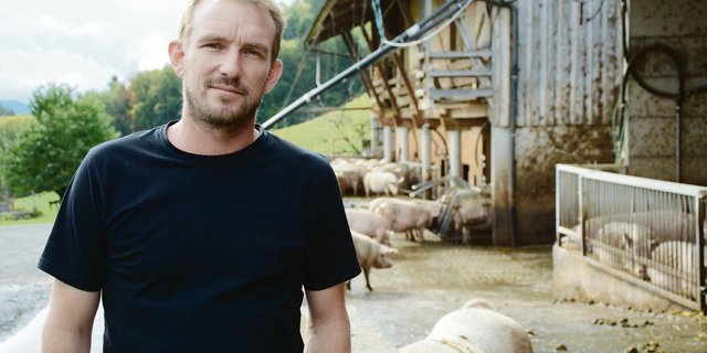 Urs Haslebacher hält in einem Ring 850 Moren und produziert  6500 Jager und 2000 Mastschweine/Jahr, neu für IP-Suisse.(Bild sb)