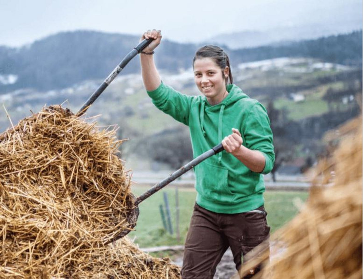 Die abwechslungsreiche Arbeit im Stall und auf dem Feld gefällt Patrizia Hobi an der Landwirtschaft besonders gut. (Bild zVg)