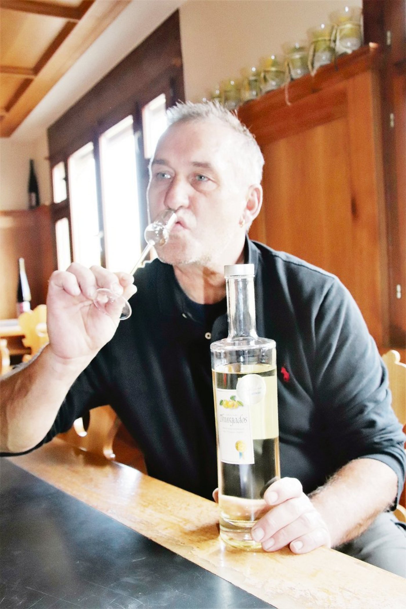 Jimmy Saxer verkostet den «Thurgados». Diesen gibt es entweder aus der langjährigen Lagerung im Fass oder nach einer 6- bis 12-jährigen Lagerung in der Flasche.(Bilder Roland Müller)