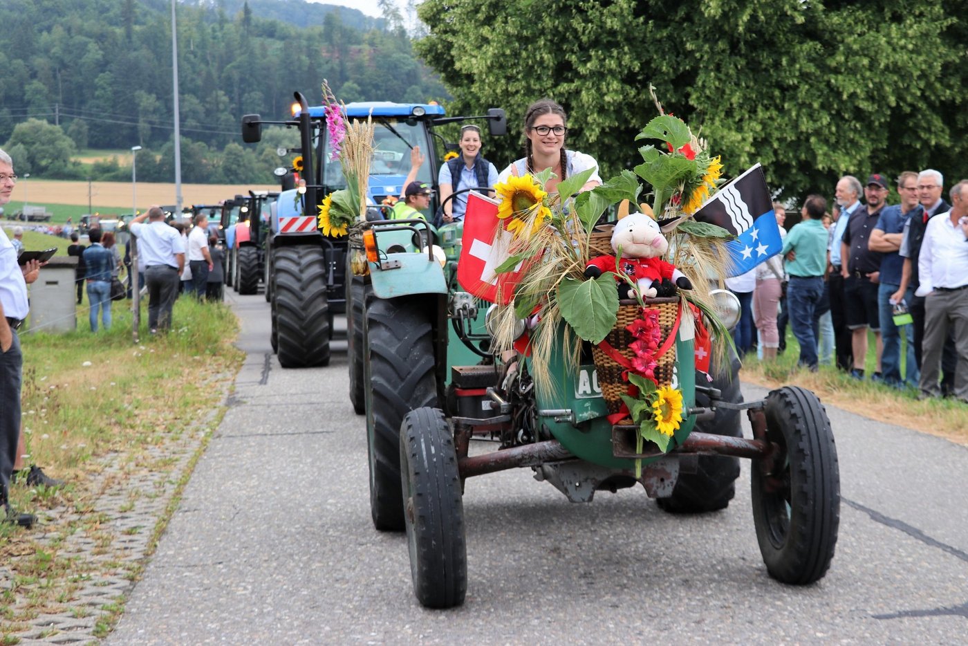 Mit dem Traktorenkorso fuhren nicht nur neue Modelle, sondern auch ältere und sogar Fahrräder vor. (Bilder rae)