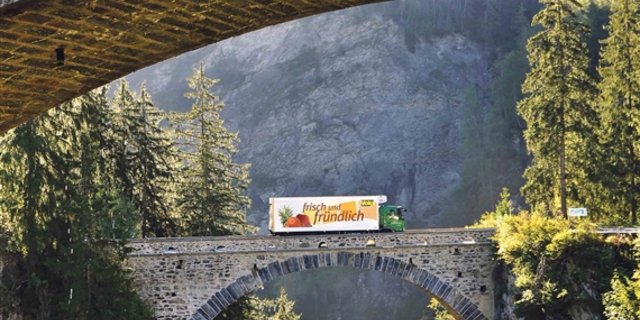 Ein Volg-Lastwagen unterwegs: Die Tochter des Agrarkonzerns Fenaco ist auf Dorfläden und Kleinflächen spezialisiert. (Bild Fenaco)