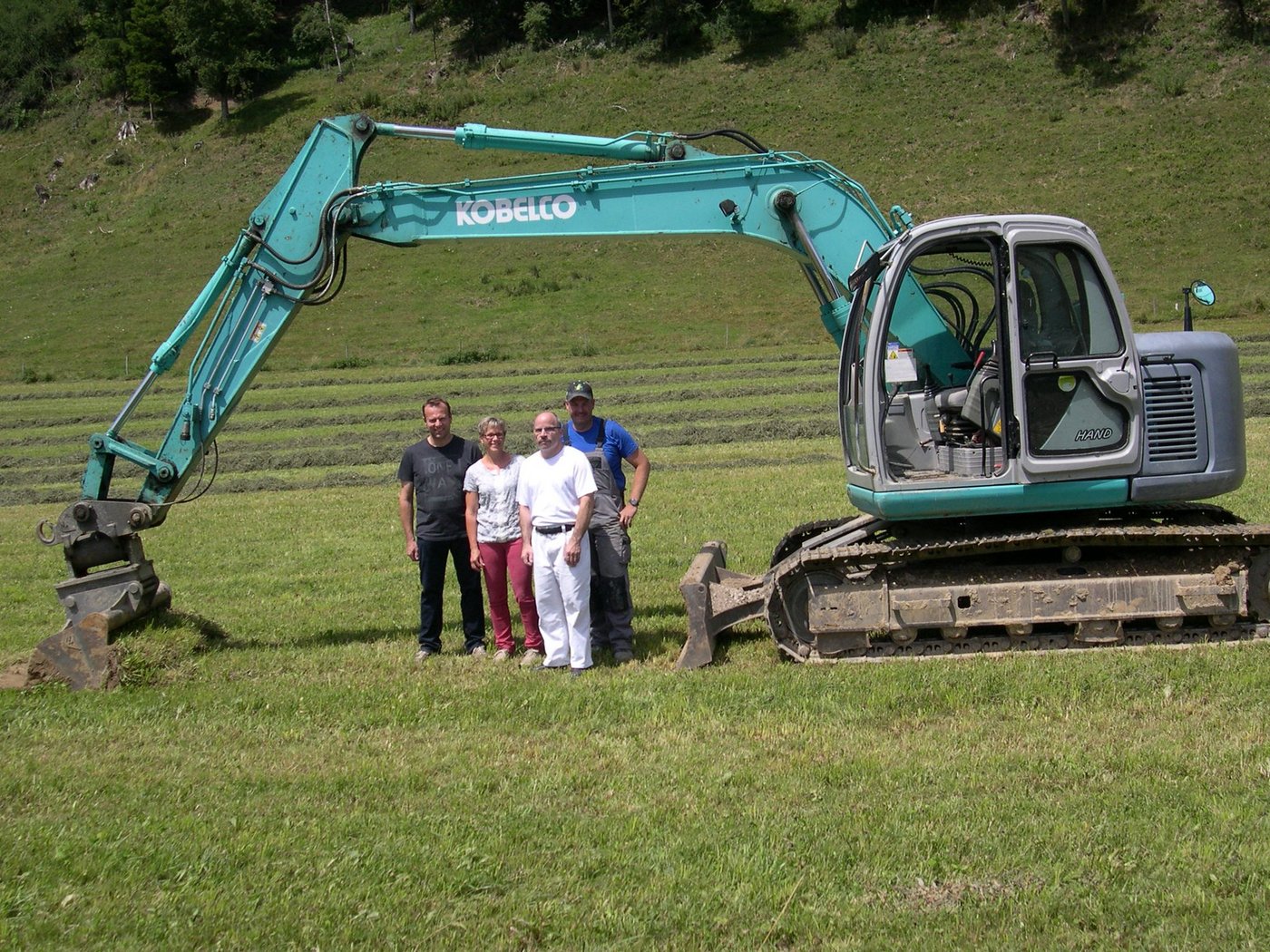(v. l. n. r.) Ueli und Jacqueline Berger Geschäftsführerehepaar, Niklaus Wüthrich, Molkerist, Andreas Widmer, VR Mitglied und Bauunternehmung Andreas Widmer (Bild zVg)