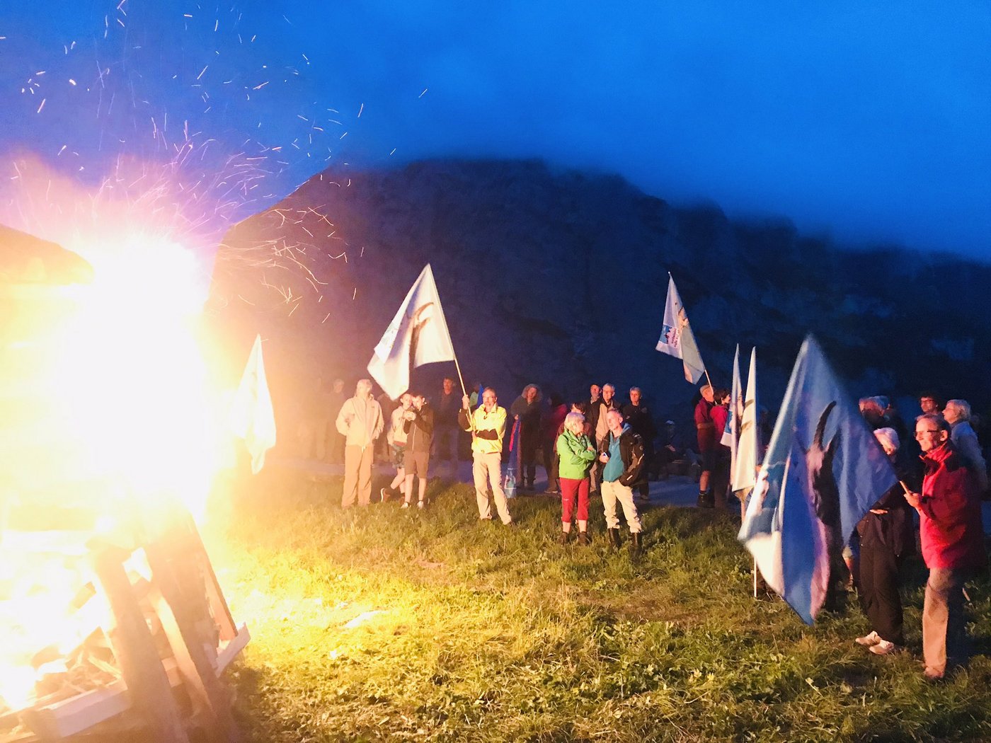Nationalrätin Maya Graf twitterte dieses Bild auf ihrem Account mit der Unterschrift: "Zum 30. Mal wird das Alpenfeuer entzündet in Mürren BE. Dieses Jahr als Mahnfeuer gegen die Bedrohung des Alpengebiets durch die rasche Klimaerwärmung." (Bild Twitter Maya Graf)