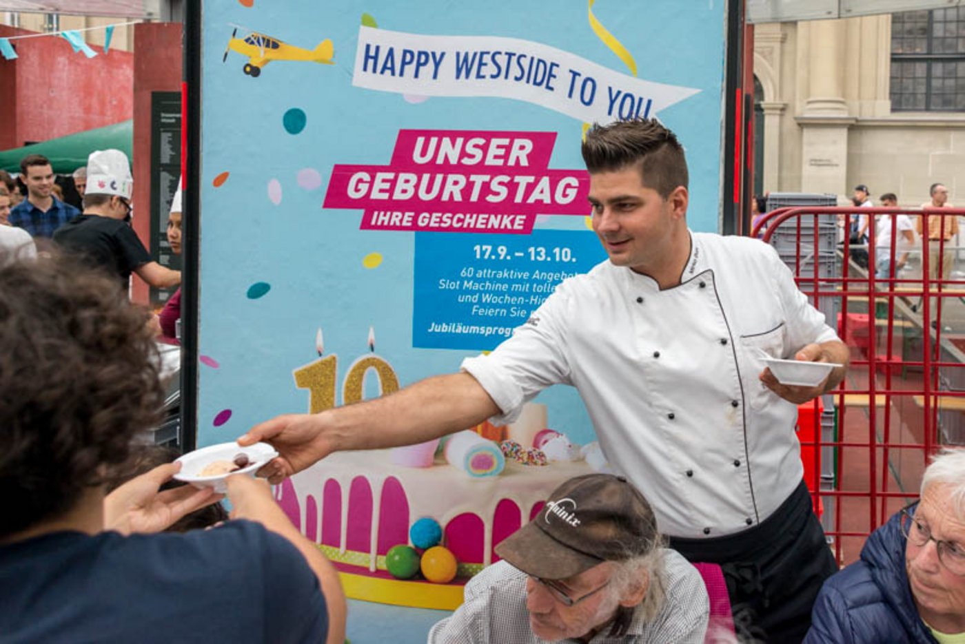 Tatsächlich machen Mirko Burri und seine Kolleginnen und Kollegen den Besucher mit Desserts eine kleine Freude.