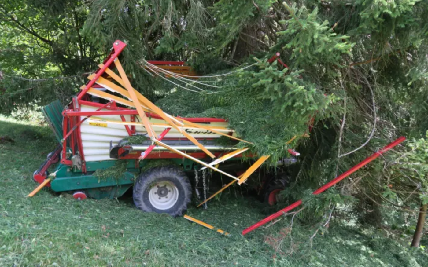 Gestern ist in Näfels GL ein Landwirt mit dem Ladewagen schwer verunglückt