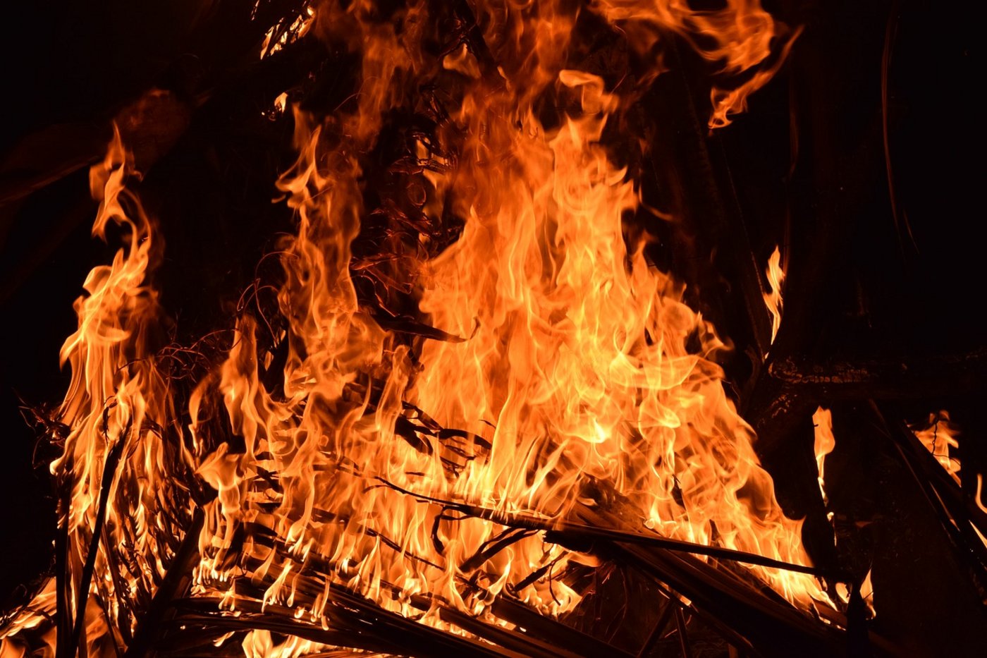 Der Regierungschef vermutet, das Brandstiftung verübt worden ist. (Symbolbild Pixabay)