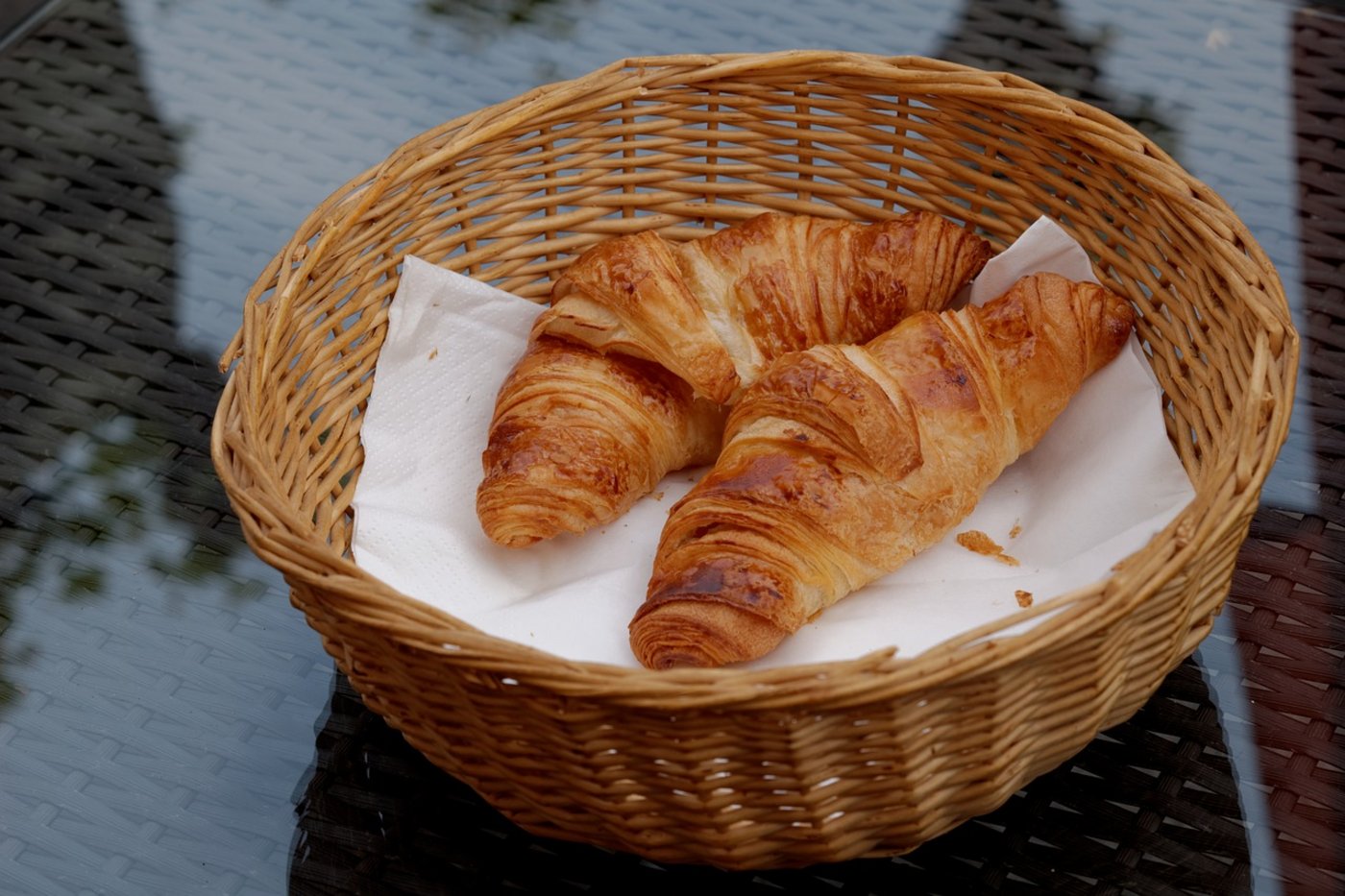 Für die traditionellen französischen Croissants braucht es viel Butter. (Symbolbild Pixabay)