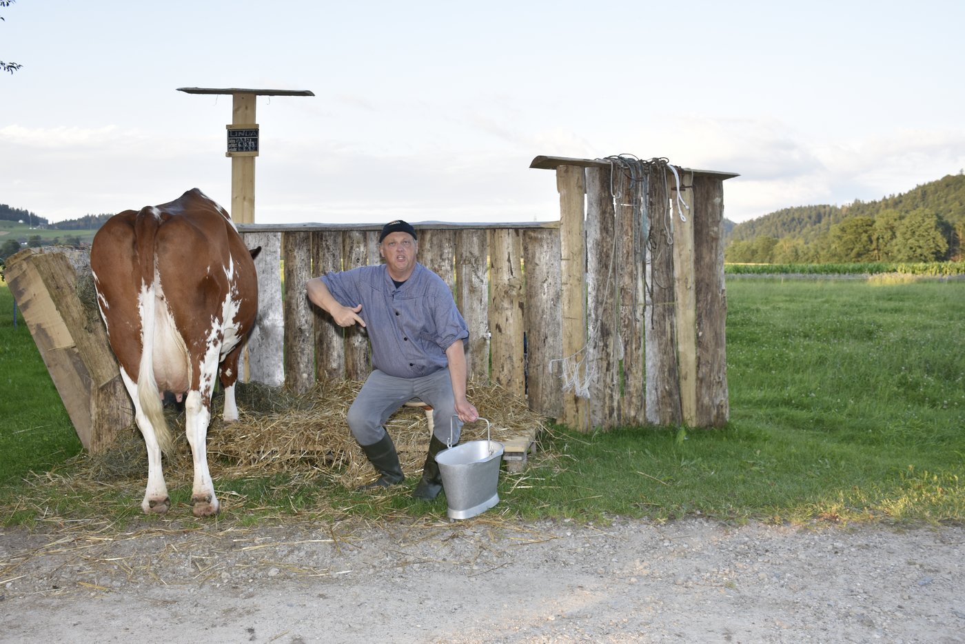 Johann Ulrich Liechti in der Rolle des Bauern Klemens Thalmann. Auf einer Wiese beim Hof hat der Landwirt zwei Freiluft-Bühnenbilder aufgebaut. Das eine zeigt einen Stall (Bild: Cornelia von Däniken)