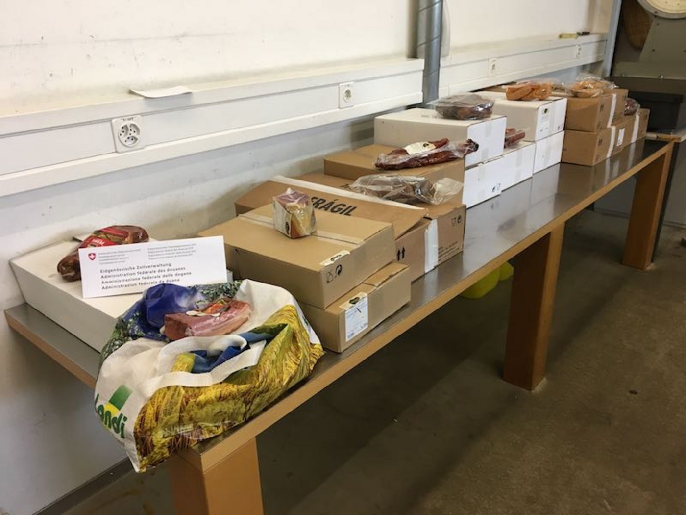 In Kreuzlingen versuchte am 15. Juni 2019 ein Portugiese unverzollte Ware über den Zoll zu schmuggeln. (Bilder EZV)