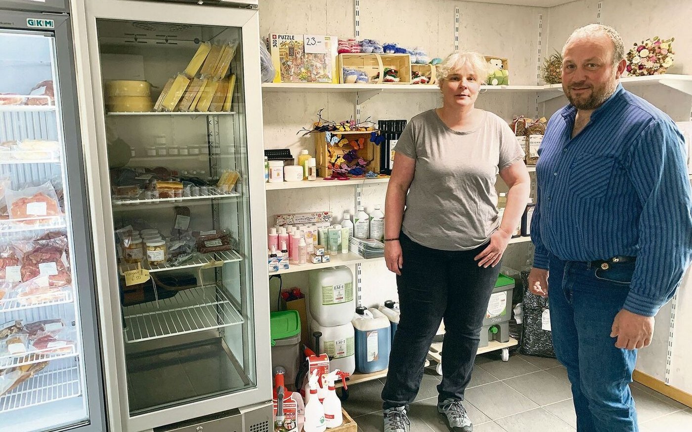 Margrit und Adrian Müller in ihrem bedienten Hofladen bei ihrem Betrieb Kernmatt in Kägiswil OW.  Das breite Sortiment stammt nicht nur von ihrem Hof, sondern auch von weiteren Direktvermarktern. Das erhöht die Attraktivität für Kunden.