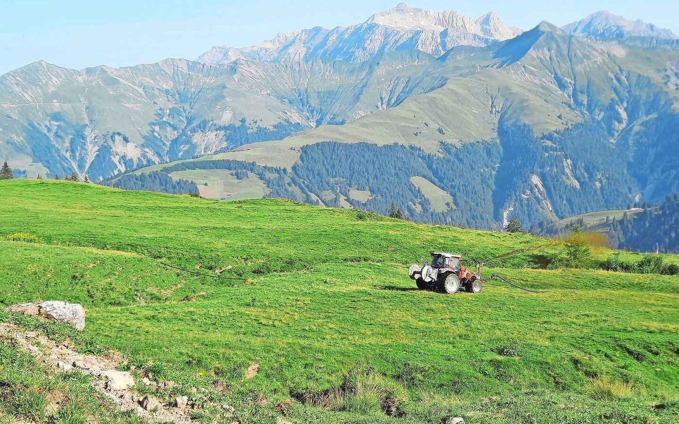 Traktor und Schlauch im Einsatz: Die Weiden der Alp Valpun werden via  Verschlauchung gegüllt.