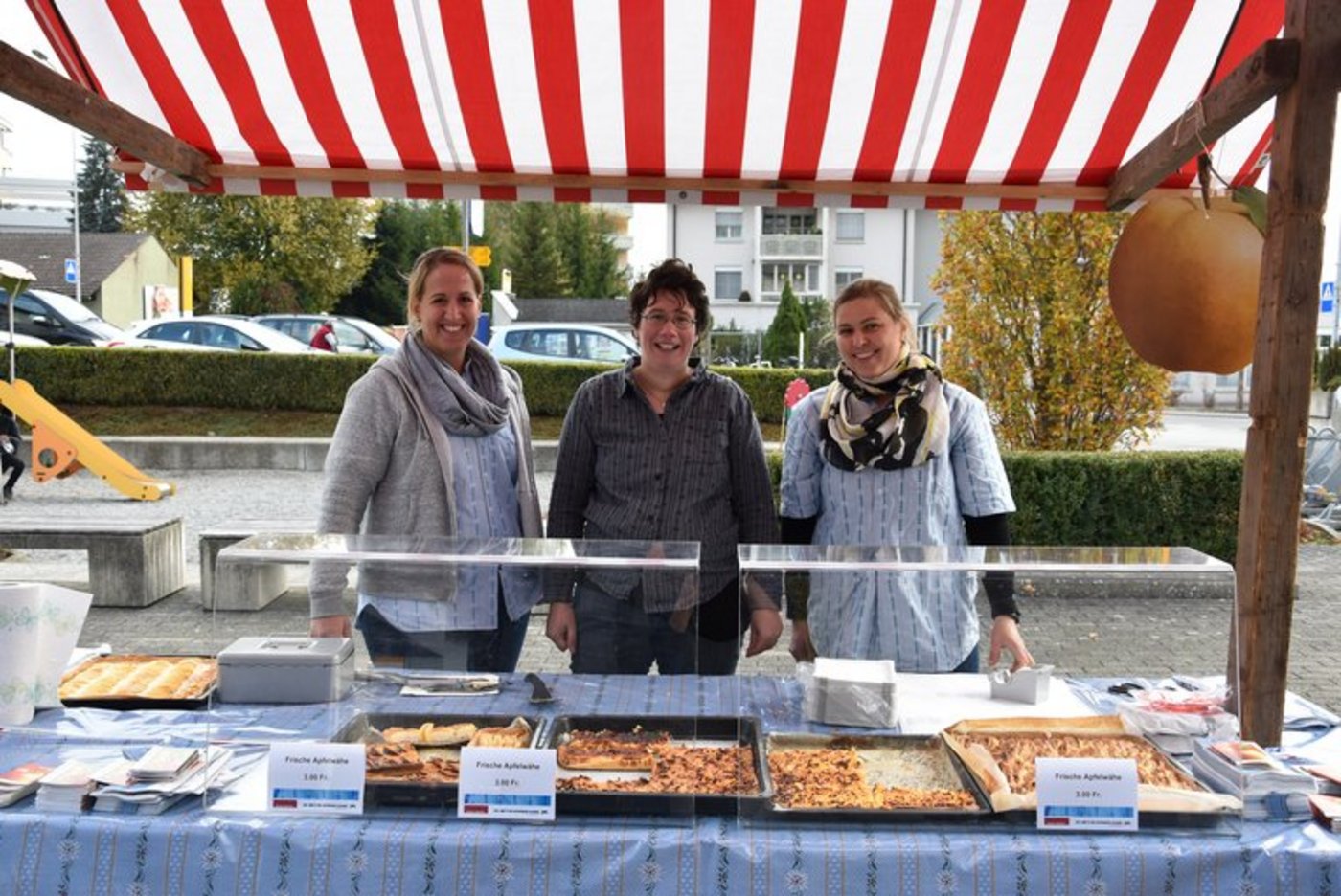 In Neuenkirch waren die Bäuerinnen Daniela Müller, Doris Brun und Monika Kröpfli am Stand. (Bild LBV)