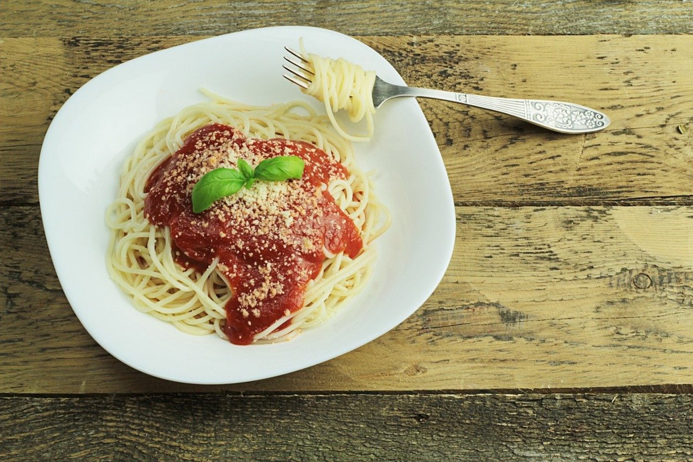 Wer und wann in den Restaurants zu Mittag essen darf, ist klar geregelt. Berufsleute aus der Landwirtschaft etwa, dürften einen Teller Spaghetti im Warmen geniessen. (Bild  Free-Photos / Pixabay)