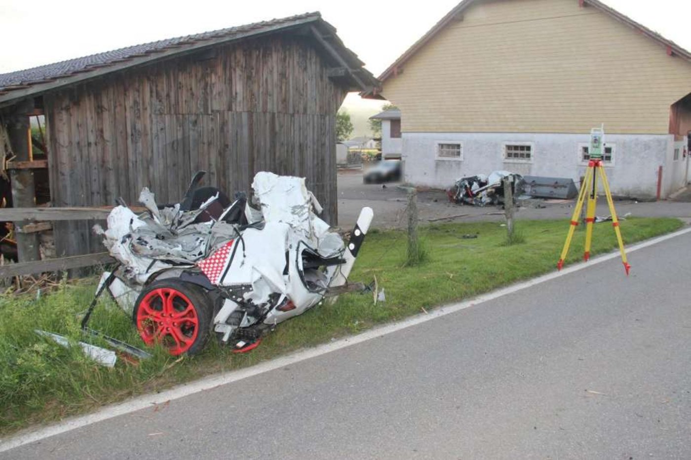 Das Auto wurde beim Selbstunfall komplett zerknüllt und in zwei Teile gerissen. (Bild Kapo JU)