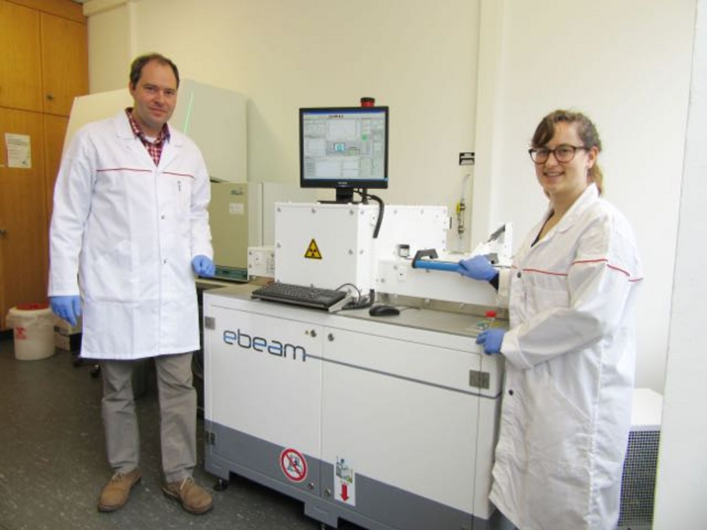 Die Agroscope-Forschenden David Drissner und Danai Etter an der Ebeam-Anlage: «Niederenergetischen Elektronen sind sehr gut steuerbar.» (Bild Agroscope)