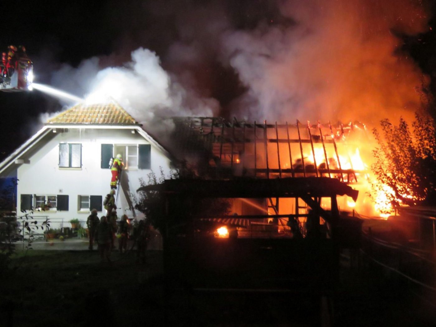 Die Feuerwehr konnte die Scheune nicht mehr retten, vermochte das Wohnhaus jedoch zu halten. (Bild Kapo AG)