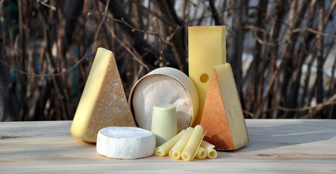 Auf dem Markt gibt es in luftiger Höhe regionale Produkte zu kaufen. (Bild patrimoineculinaire.ch)