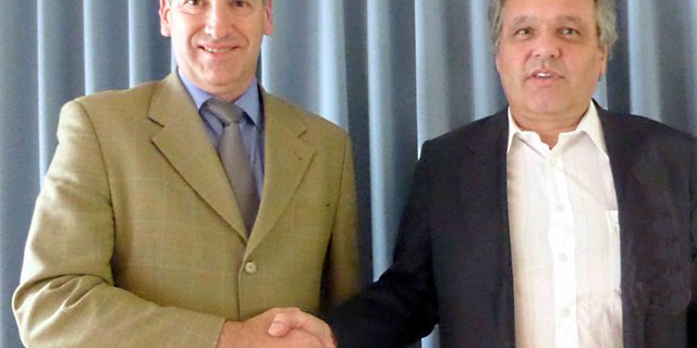 Daniel Suter, Präsident Verband Schweizer Pilzproduzenten heisst Christoph Widmer, Kuhn Champignons AG im Verband willkommen. (Bild zVg)