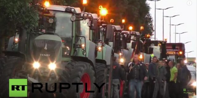 Mit ihren Traktoren sorgen die Landwirte für Verkehrschaos. (Bild Screenshot Ruptly TV/Youtube)
