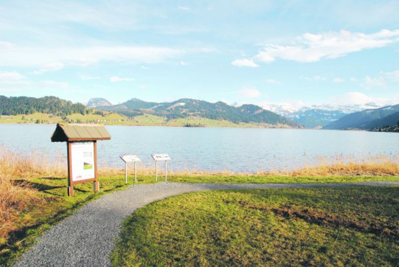 Massive, wettergeschützte Infotafeln prägen den neu lancierten Schwyzer Bauernlehrpfad in der Etzelregion.  (Bild zVg)