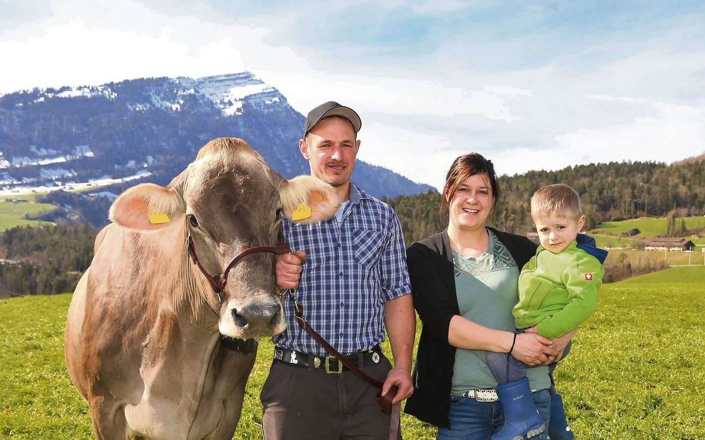 Reto und Vreni Styger mit Dario freuen sich, die Zaster-Tochter Zoe (EX 94 / Ø 5L 8123 4.33 3.76) an der Eliteschau präsentieren zu können. Nicht auf dem Bild der einjährige Sohn Juri.