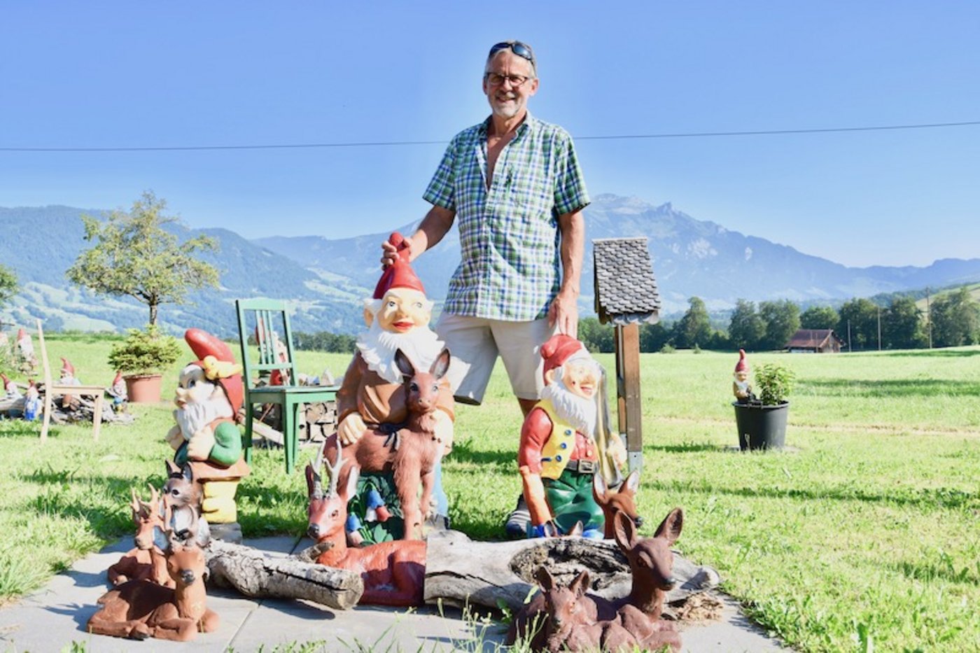 Robert Schmidlin ist leidenschaftlicher Gartenzwerg-Sammler. (Bild Esther Thalmann)