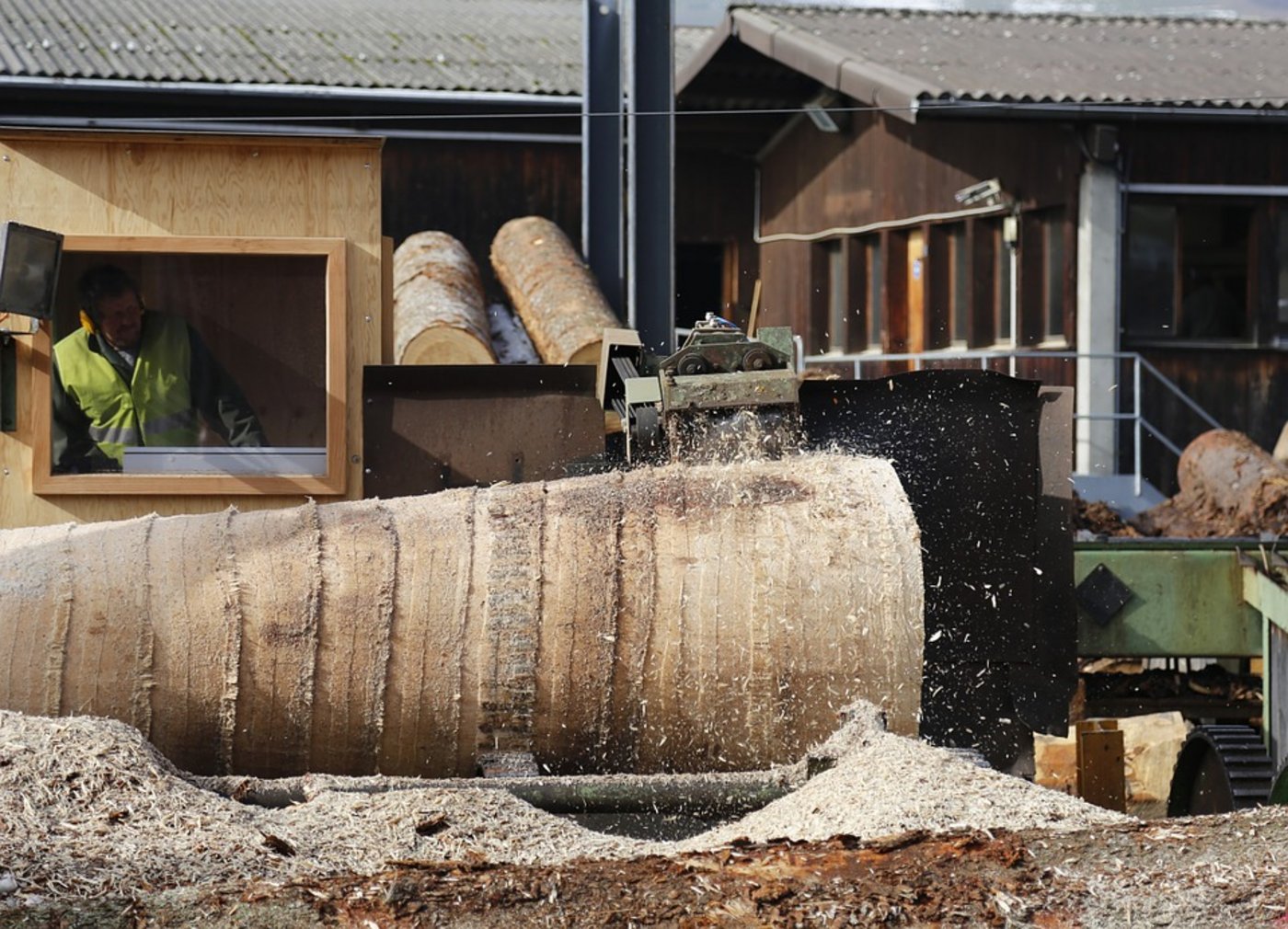 Die Bauwirtschaft läuft gut, frisches Nadelstammholz ist gesucht. Holzschläge sollten dennoch nur ausgeführt werden, wenn der Absatz mit klaren Preisvereinbarungen gesichert ist. (Bild/Hans Rüssli)